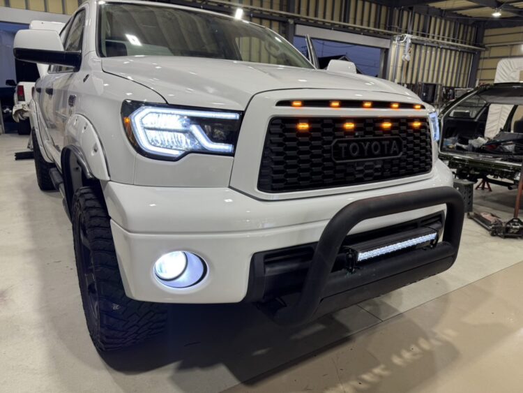 USTOYOTAタンドラ｜グリル＆マーカー＆LEDバーの取り付け